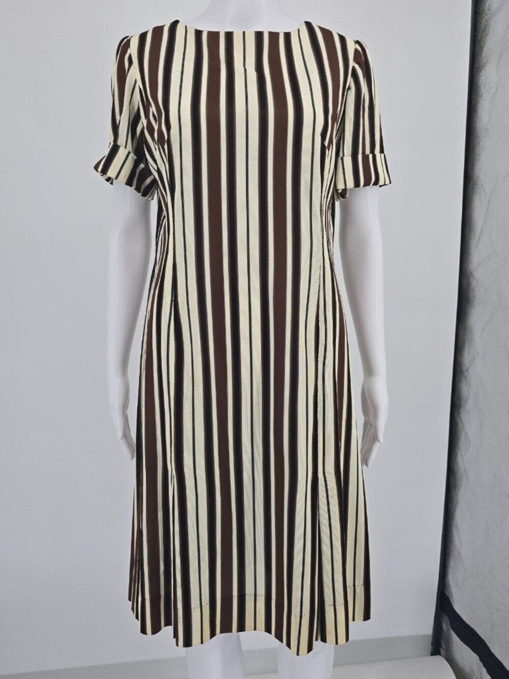 Vintage 1970s Brown/Cream/Black Mod Op Art Vertical Striped Shift Dress (M)